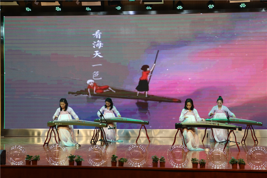 18勾 扫 轮 拨 兰花指, 古琴古曲献知音 ,急拨慢揉舒缓述 丝弦流露赞美情:古筝演奏《大鱼》.jpg