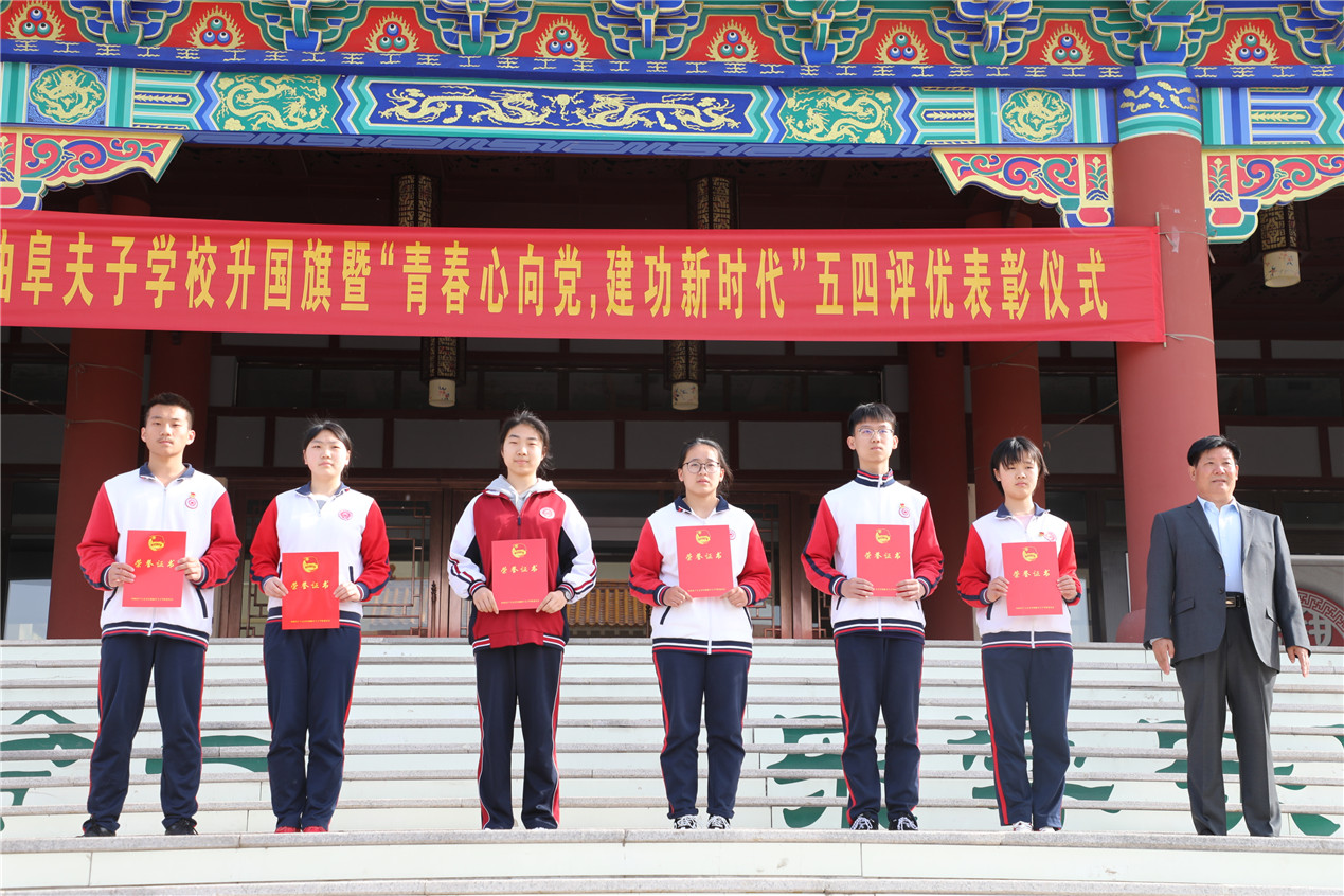 党支部书记胡体刚同志为“优秀共青团干部”颁发荣誉证书.jpg 党支部书记胡体刚同志为“优秀共青团干部”颁发荣誉证书.jpg