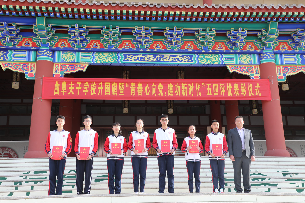 党支部委员、行政服务中心主任李高明同志为“优秀学生会干部”颁发荣誉证书.jpg 党支部委员、行政服务中心主任李高明同志为“优秀学生会干部”颁发荣誉证书.jpg